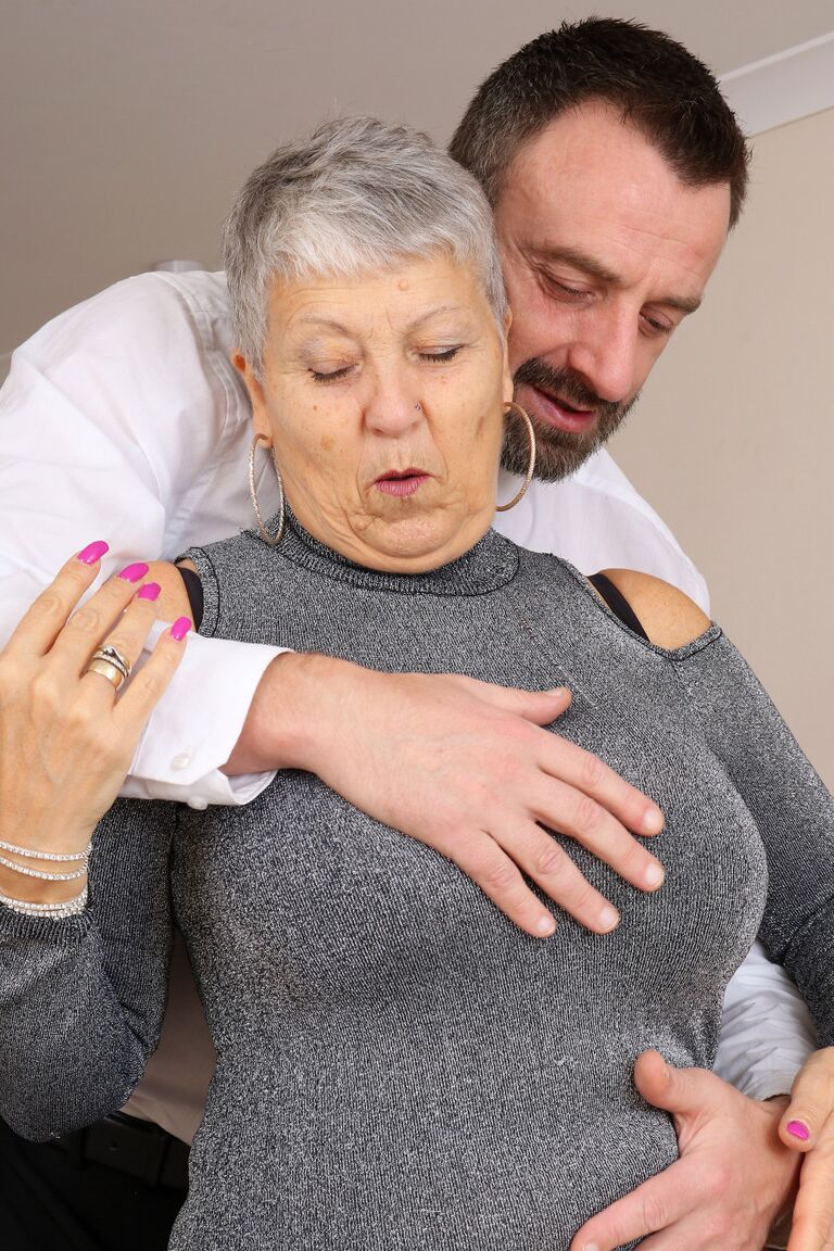 16P La grand-mère plus âgée Savana dévoile ses gros seins flasques pour baiser la cow-girl à bite dure d'un jeune homme