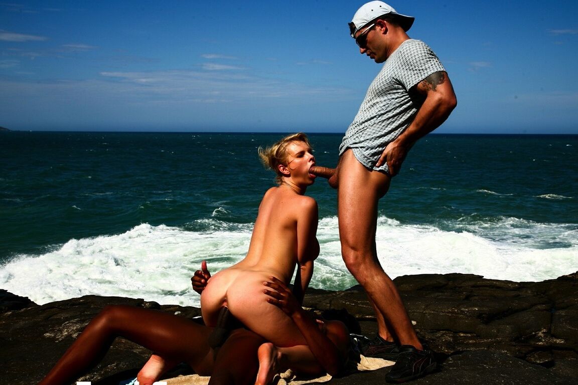 12P Vollbusige Blondine macht Hardcore-MMF-Sex an einer felsigen Küste