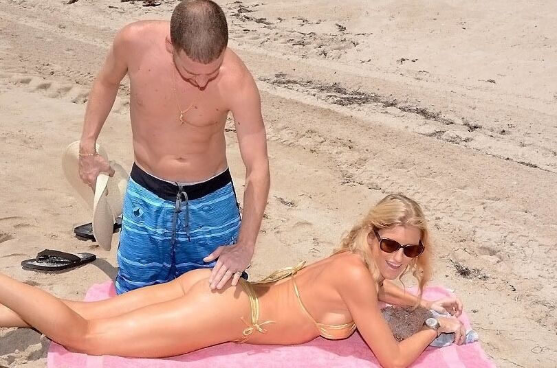16P Une cougar en chaleur avec des lunettes de soleil se fait claquer la chatte rasée sur la plage