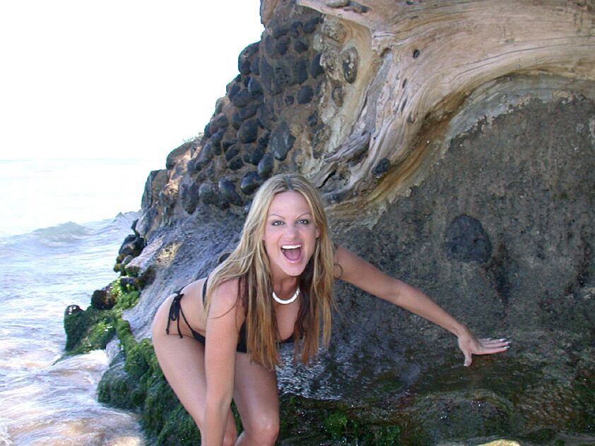 MILF américaine 16P en lingerie noire Kelly Madison posant sur la plage