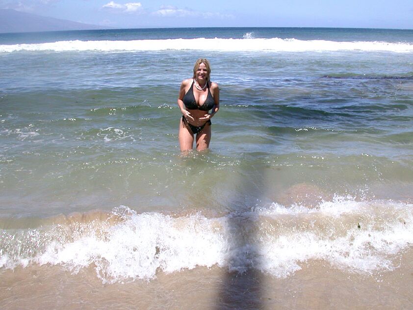 MILF américaine 16P en lingerie noire Kelly Madison posant sur la plage