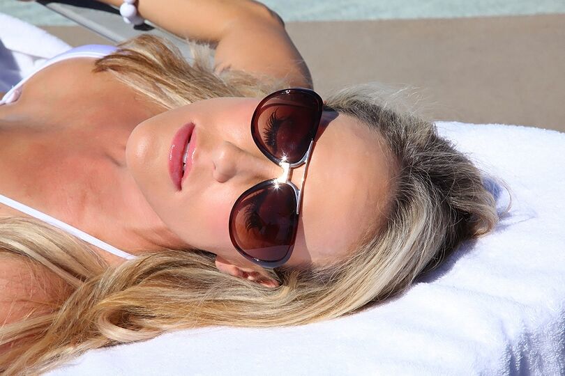 16P Das vollbusige Babe Brandi Loves zeigt ihren MILF-Arsch in Höschen im Außenpool