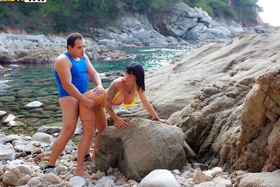 16P Tätowierte Latina-MILF lässt sich nach Hardcore-Sex am Strand abspritzen