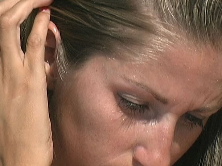 21P サングラスをかけた甘い美女、ロリ・アンダーソンがビーチで毛むくじゃらの腕を誇示する