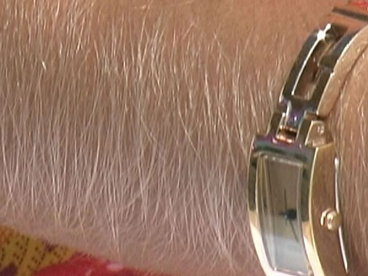 21P サングラスをかけた甘い美女、ロリ・アンダーソンがビーチで毛むくじゃらの腕を誇示する