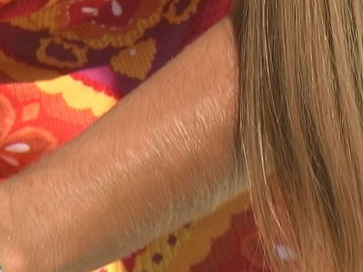 21P サングラスをかけた甘い美女、ロリ・アンダーソンがビーチで毛むくじゃらの腕を誇示する