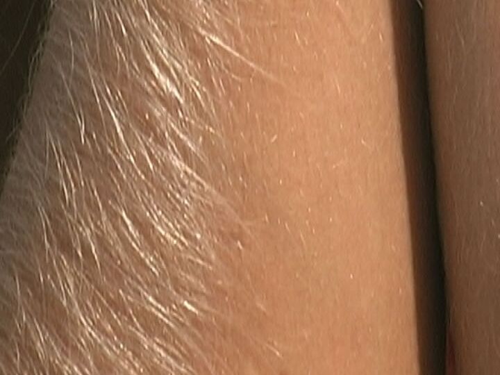 21P サングラスをかけた甘い美女、ロリ・アンダーソンがビーチで毛むくじゃらの腕を誇示する