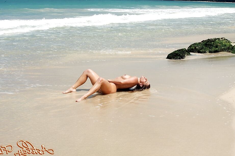 16P Rubia caliente por primera vez Ashley Fires abriendo sus largas piernas al aire libre en el océano