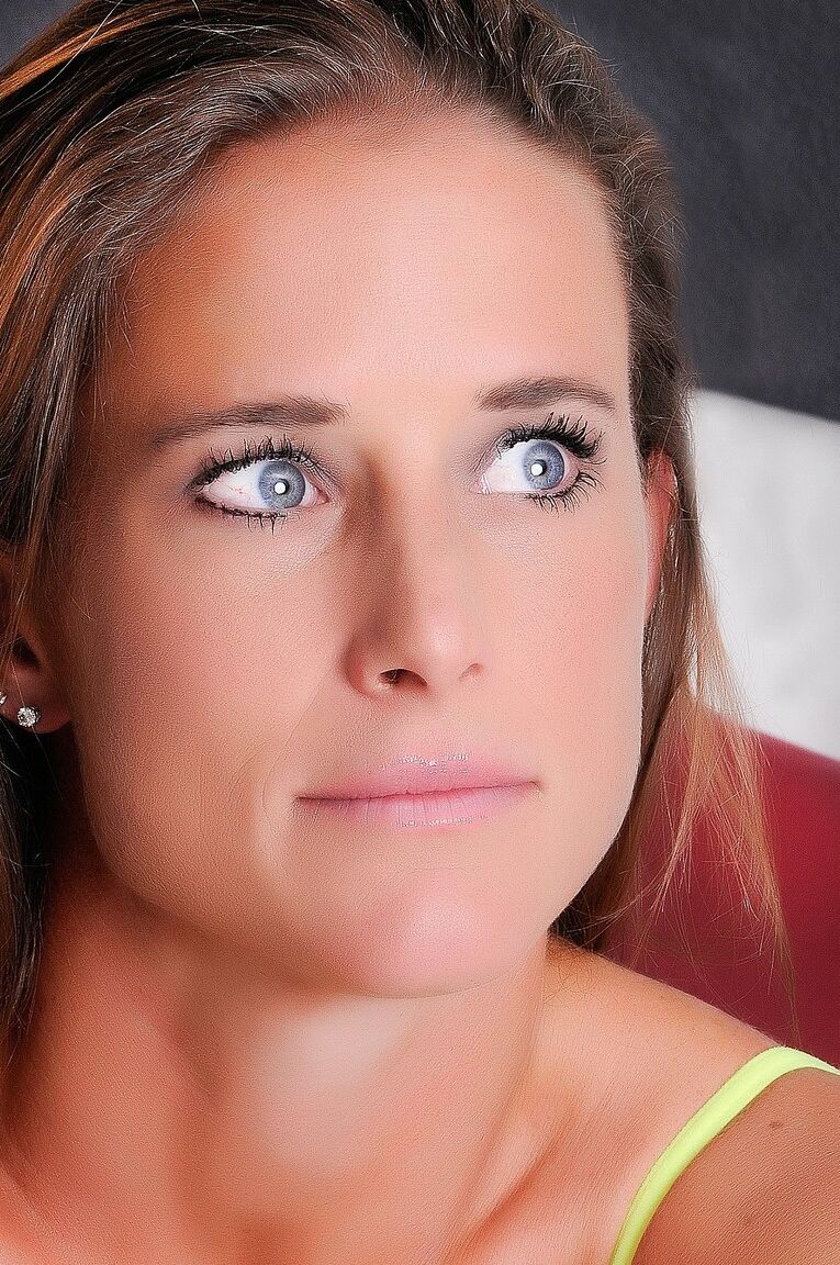 21P Linda MILF Sofie Marie expõe seus pequenos seios naturais
