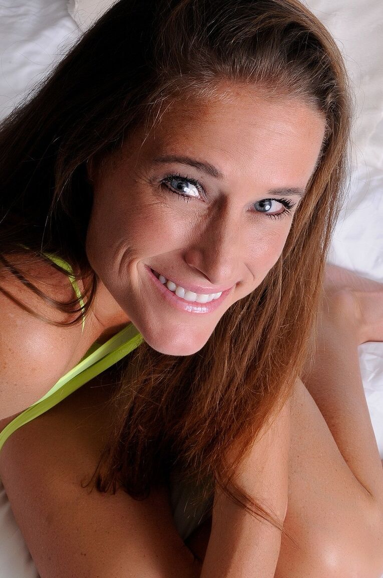 21P Linda MILF Sofie Marie expõe seus pequenos seios naturais