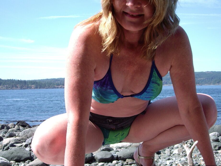 20P Das Amateur-Cougar-Babe Lolee mittleren Alters zieht an einer felsigen Küste ihren Bikini aus