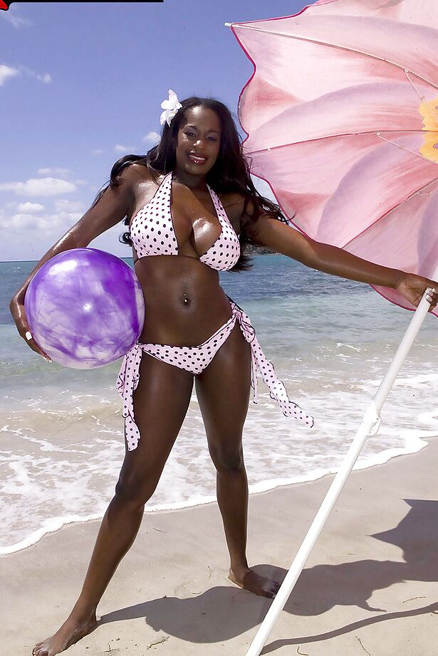 16P La mamá negra Nikki Jaye liberando sus enormes tetas del bikini al aire libre en la playa