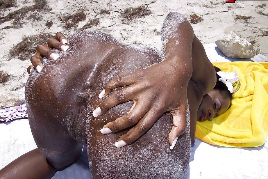16P La mamá negra Nikki Jaye liberando sus enormes tetas del bikini al aire libre en la playa