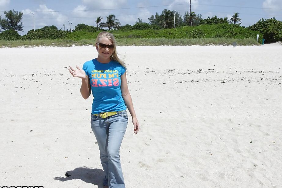 16P Loira da praia Britney Brooks posando totalmente vestida com jeans