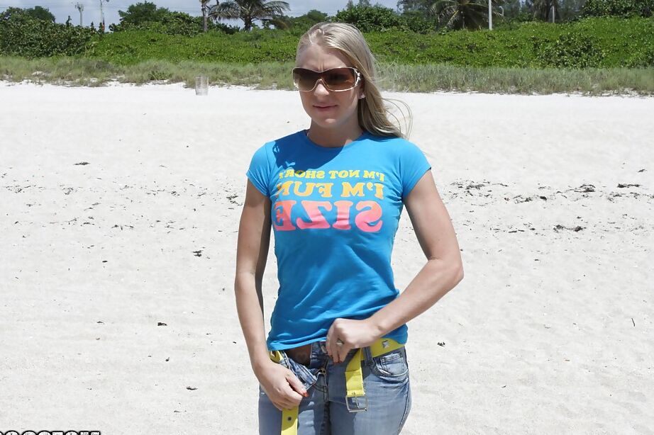 16P Loira da praia Britney Brooks posando totalmente vestida com jeans