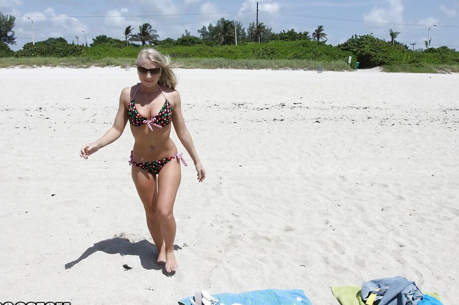 16P Loira da praia Britney Brooks posando totalmente vestida com jeans