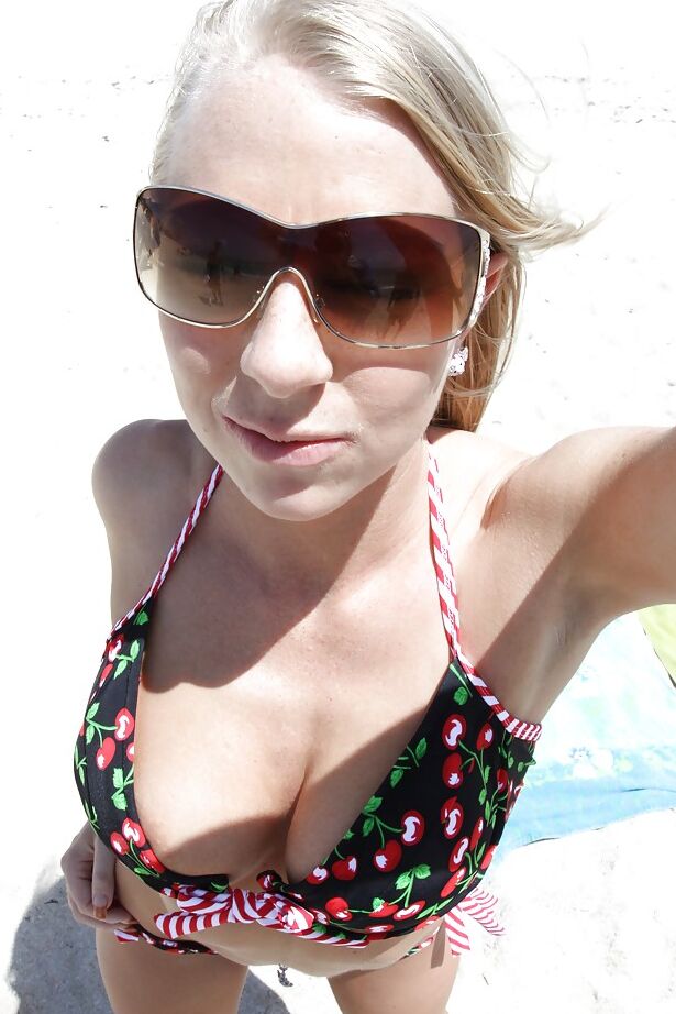 16P Loira da praia Britney Brooks posando totalmente vestida com jeans