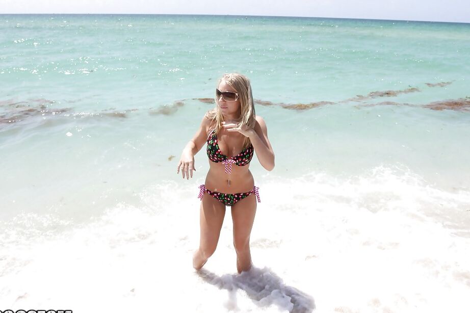 16P Loira da praia Britney Brooks posando totalmente vestida com jeans