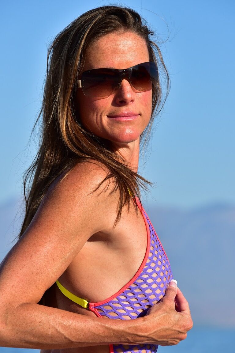 21P Dulce mamá con gafas de sol Sofie Marie hace alarde de su delgado cuerpo en la playa