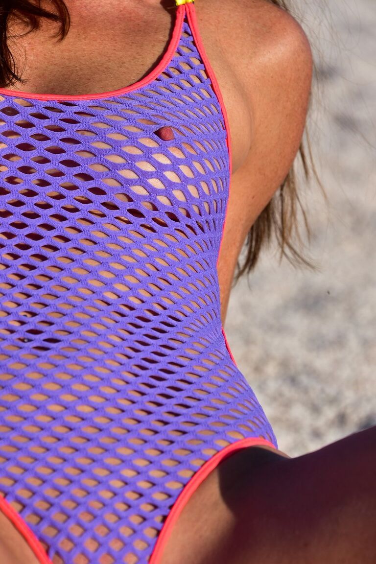 21P Dulce mamá con gafas de sol Sofie Marie hace alarde de su delgado cuerpo en la playa