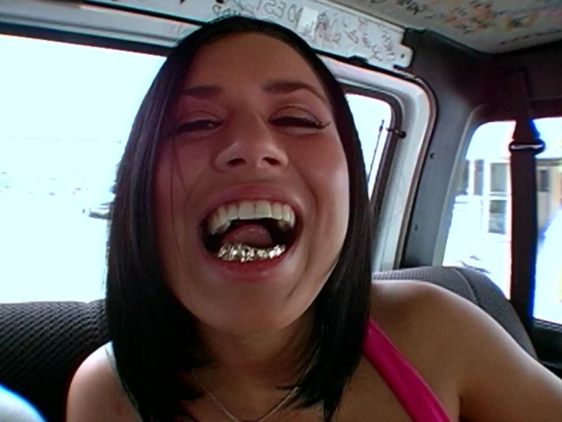 21P Wild Latina Eva Angelina mostrando suas habilidades de foder pau gostoso no Bang Bus