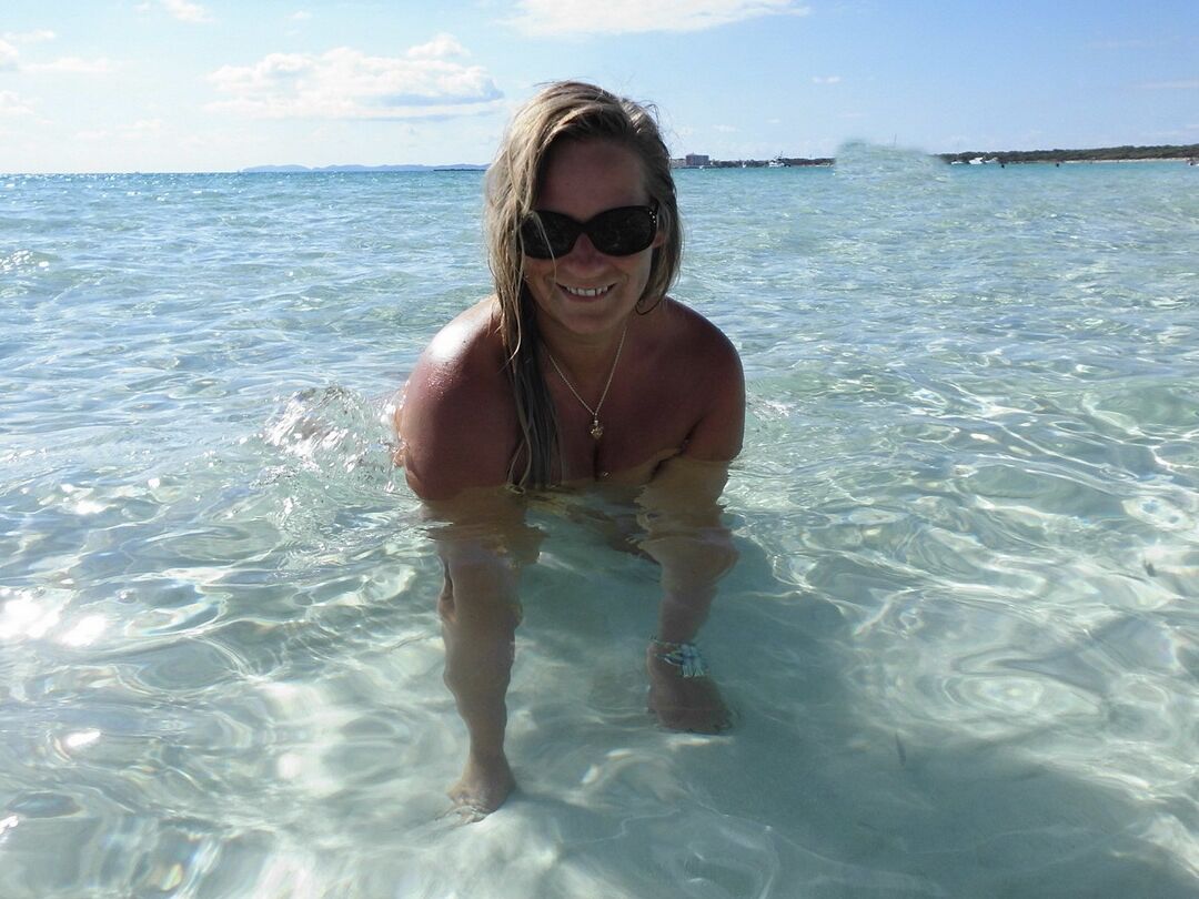 20P Sweet Susi, blonde d'âge moyen, se baigne dans l'océan alors qu'elle est complètement nue