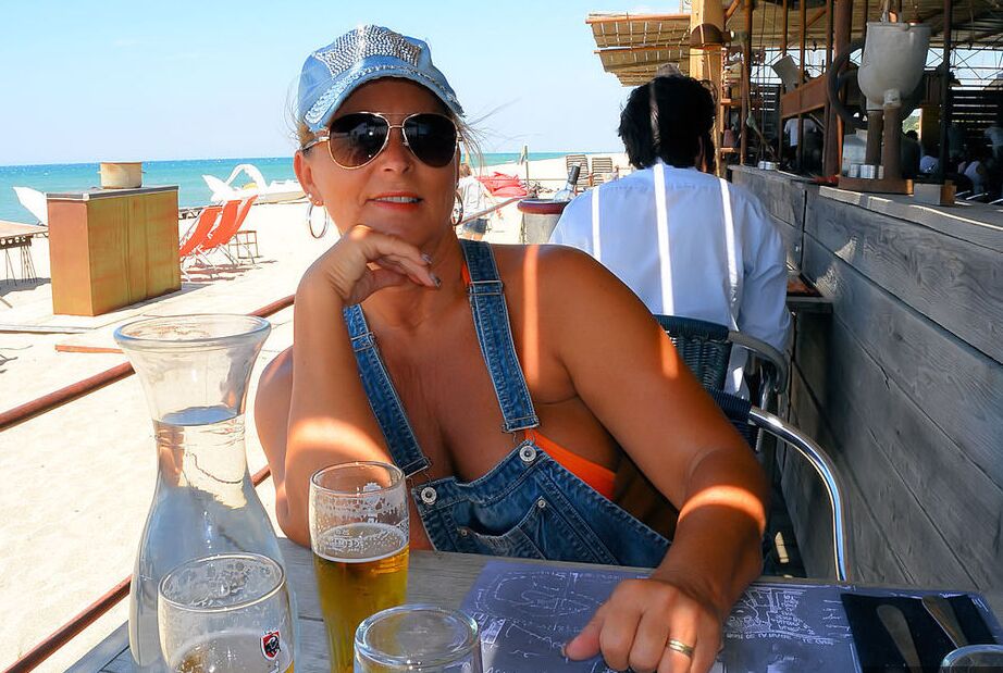 19P Loira mais velha e grossa Nude Chrissy pesca nua antes de dar um passeio nua