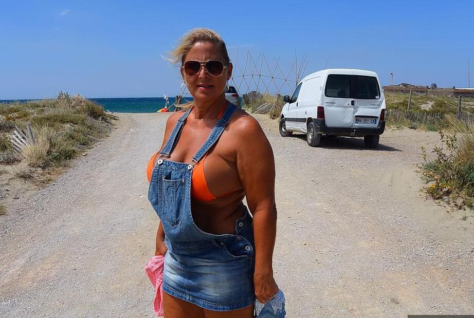 19P Loira mais velha e grossa Nude Chrissy pesca nua antes de dar um passeio nua