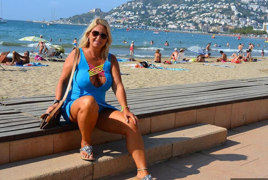 19P Loira mais velha e grossa Nude Chrissy pesca nua antes de dar um passeio nua