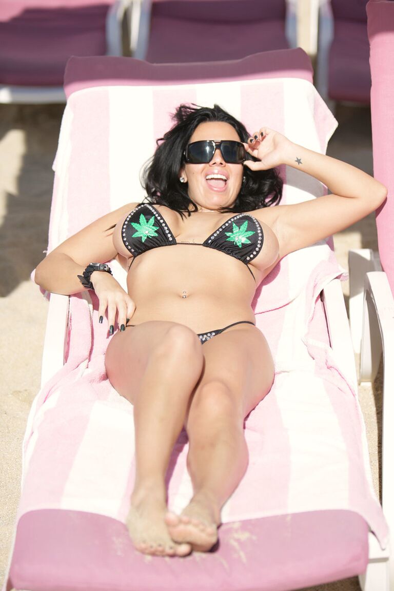 17P Estrela pornográfica de cabelos escuros Sienna West posando na praia