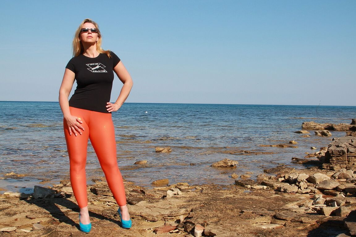 15P Hot MILF Desyra Noir revela seus peitos grandes enquanto tira suas leggings de látex