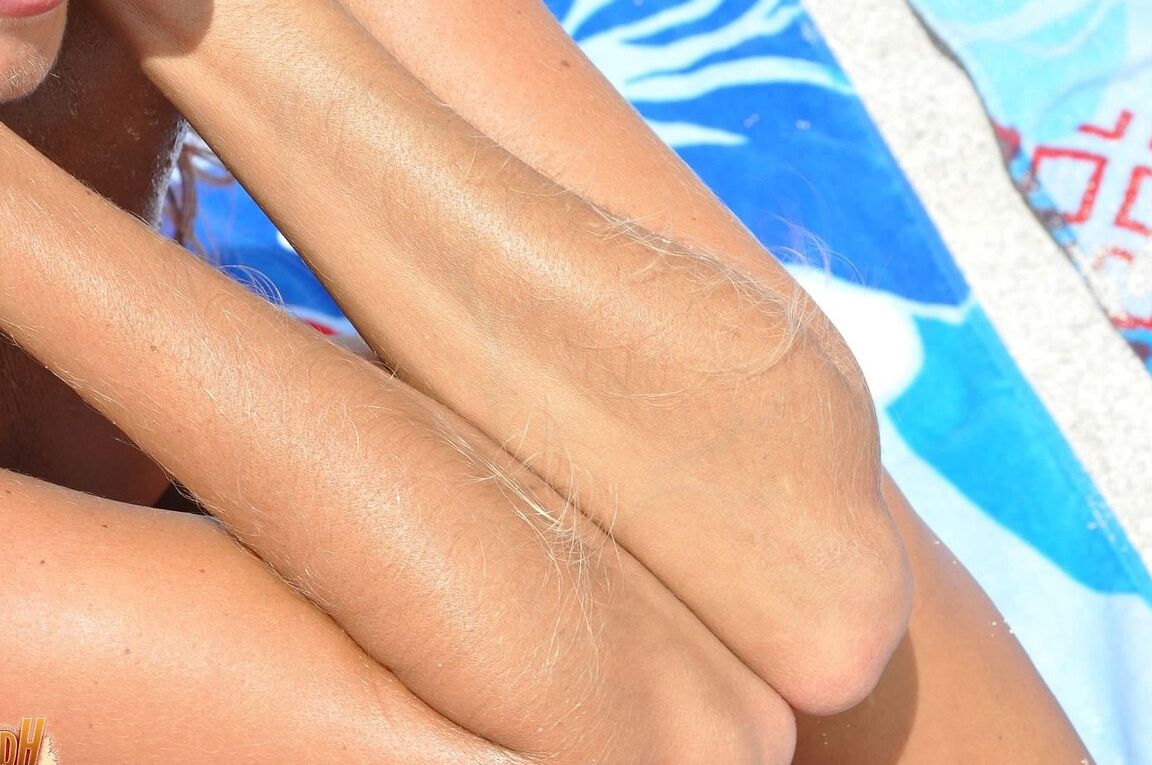 21P American babe in sunglasses Lori Anderson flaunts her tiny tits and hairy arms