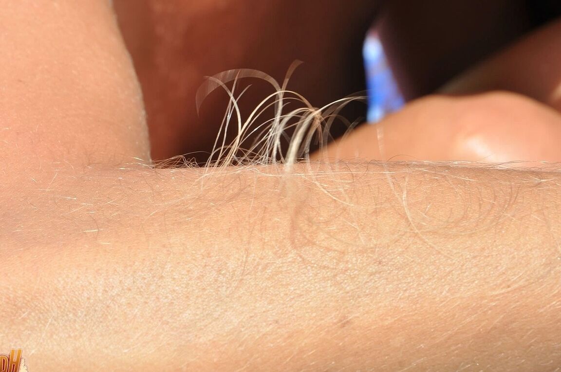 21P American babe in sunglasses Lori Anderson flaunts her tiny tits and hairy arms