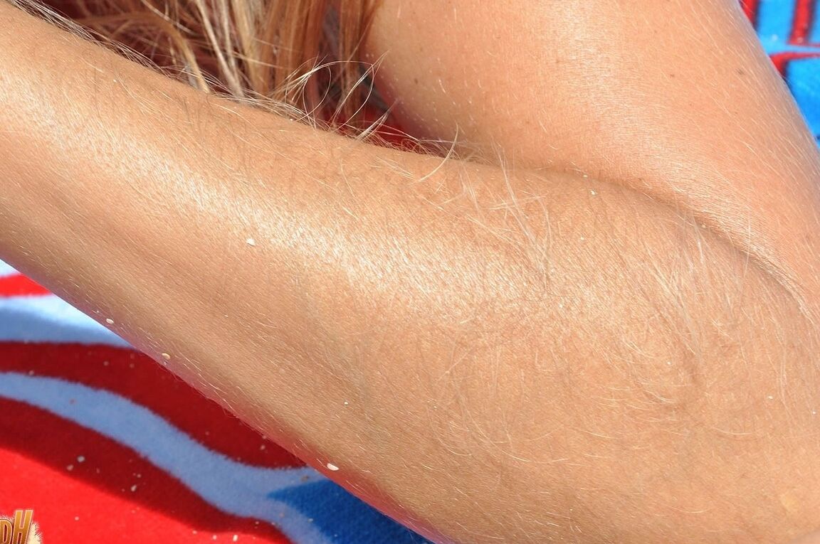 21P American babe in sunglasses Lori Anderson flaunts her tiny tits and hairy arms