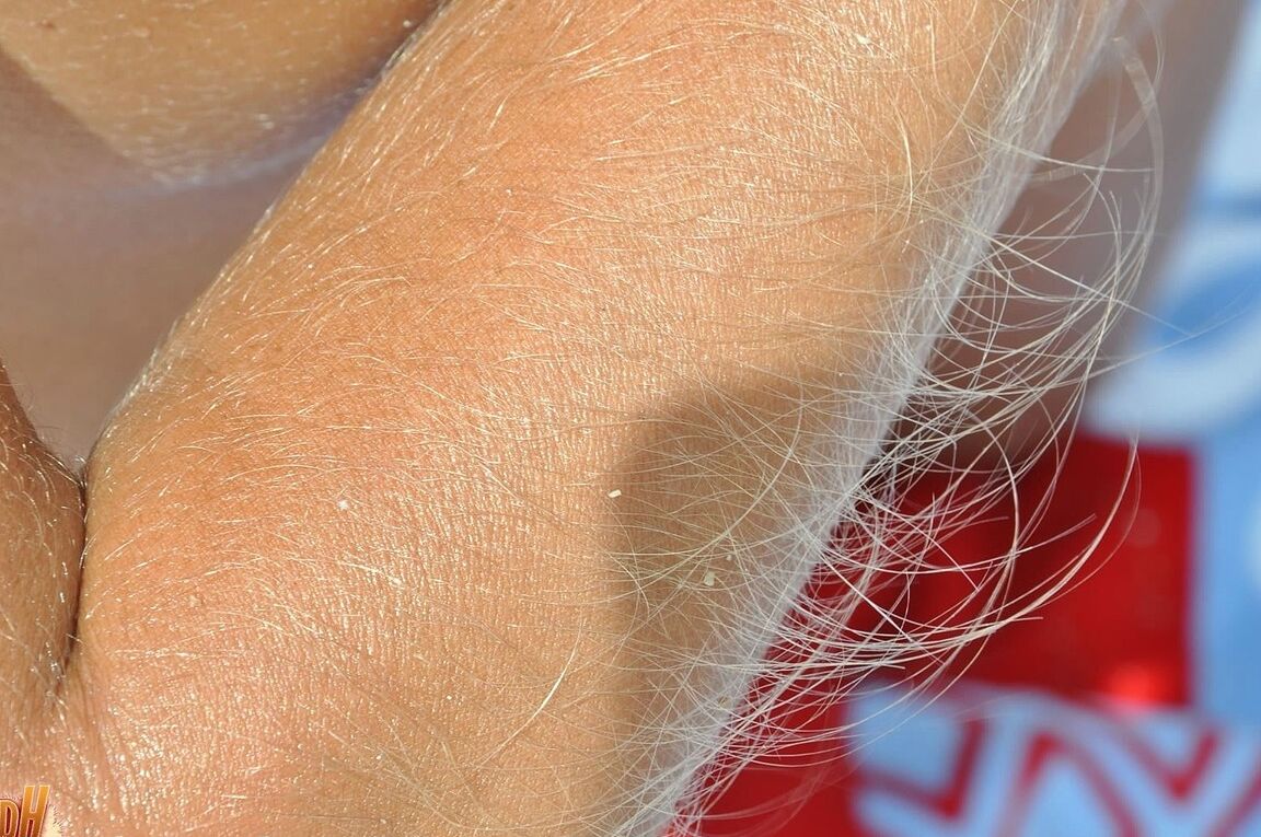 21P American babe in sunglasses Lori Anderson flaunts her tiny tits and hairy arms