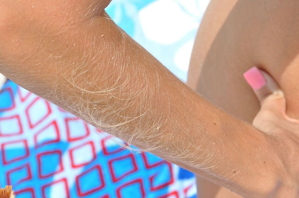 21P American babe in sunglasses Lori Anderson flaunts her tiny tits and hairy arms