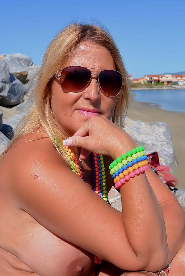 20P Madura nudista traviesa Chrissy le gusta mostrar sus enormes tetas calientes en la playa