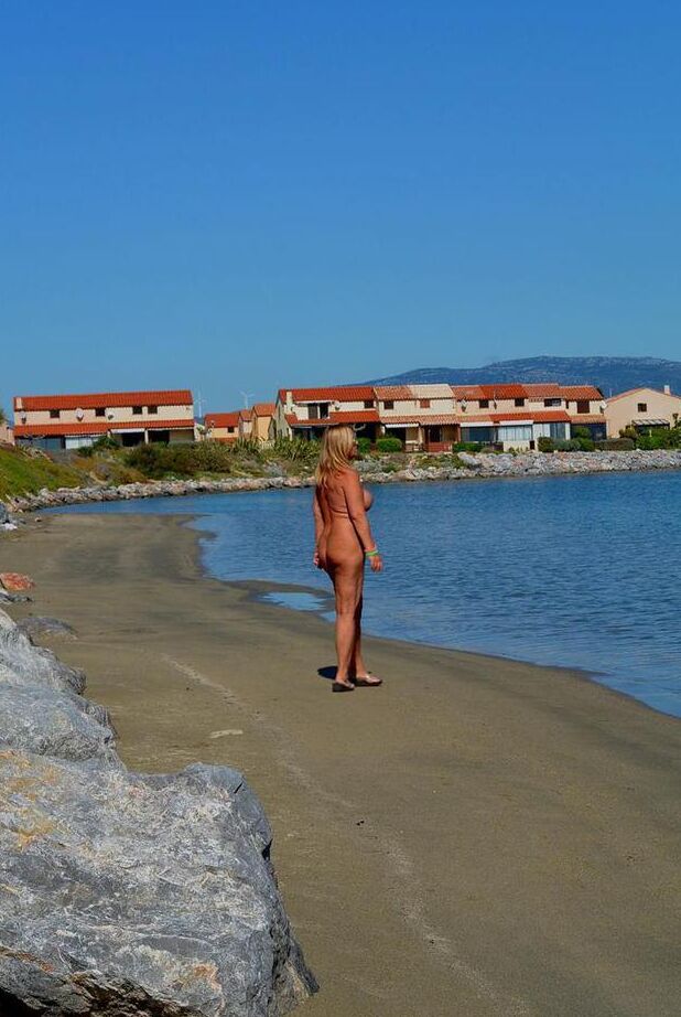 20P Madura nudista traviesa Chrissy le gusta mostrar sus enormes tetas calientes en la playa