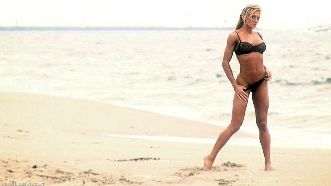 21P Bodybuilder Abby Marie flaunts her sturdy body in a black bikini on the beach