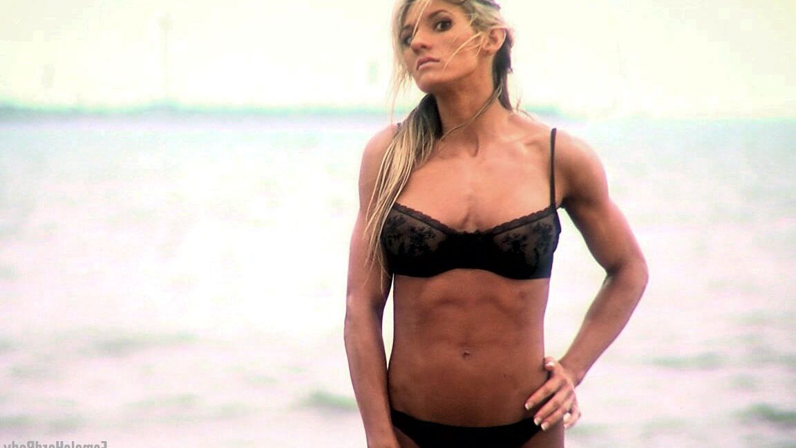 21P Bodybuilder Abby Marie flaunts her sturdy body in a black bikini on the beach