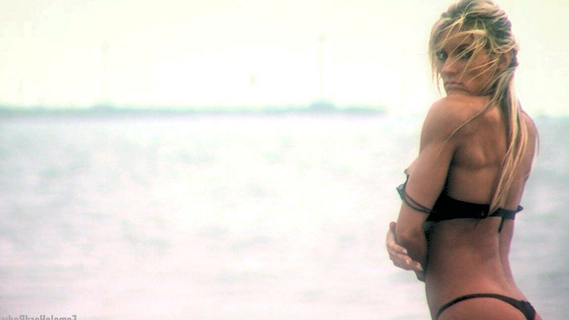 21P Bodybuilder Abby Marie flaunts her sturdy body in a black bikini on the beach