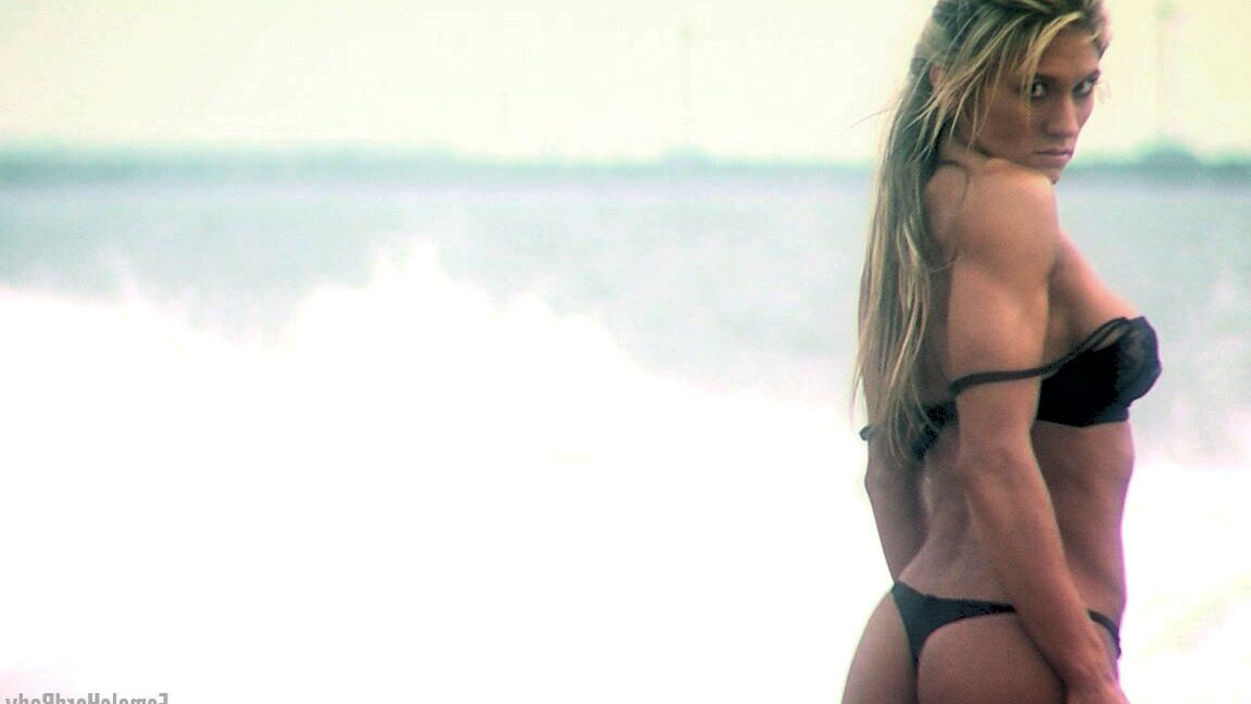 21P Bodybuilder Abby Marie flaunts her sturdy body in a black bikini on the beach