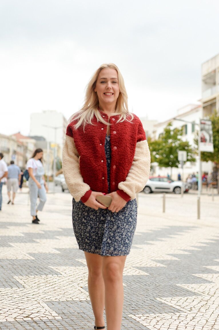 20P Deliciosa amadora MILF Aston exibindo sua calcinha roxa em público