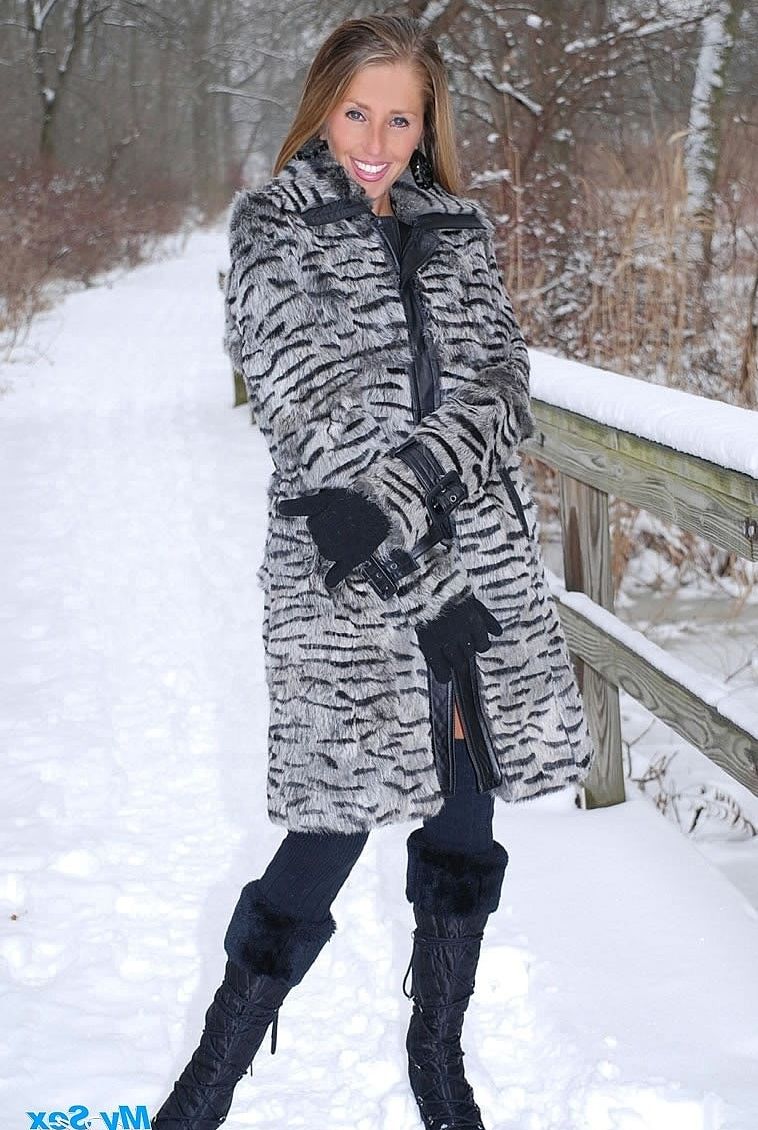 21P A linda gata Lori Anderson expõe seus peitos minúsculos e sua buceta na neve