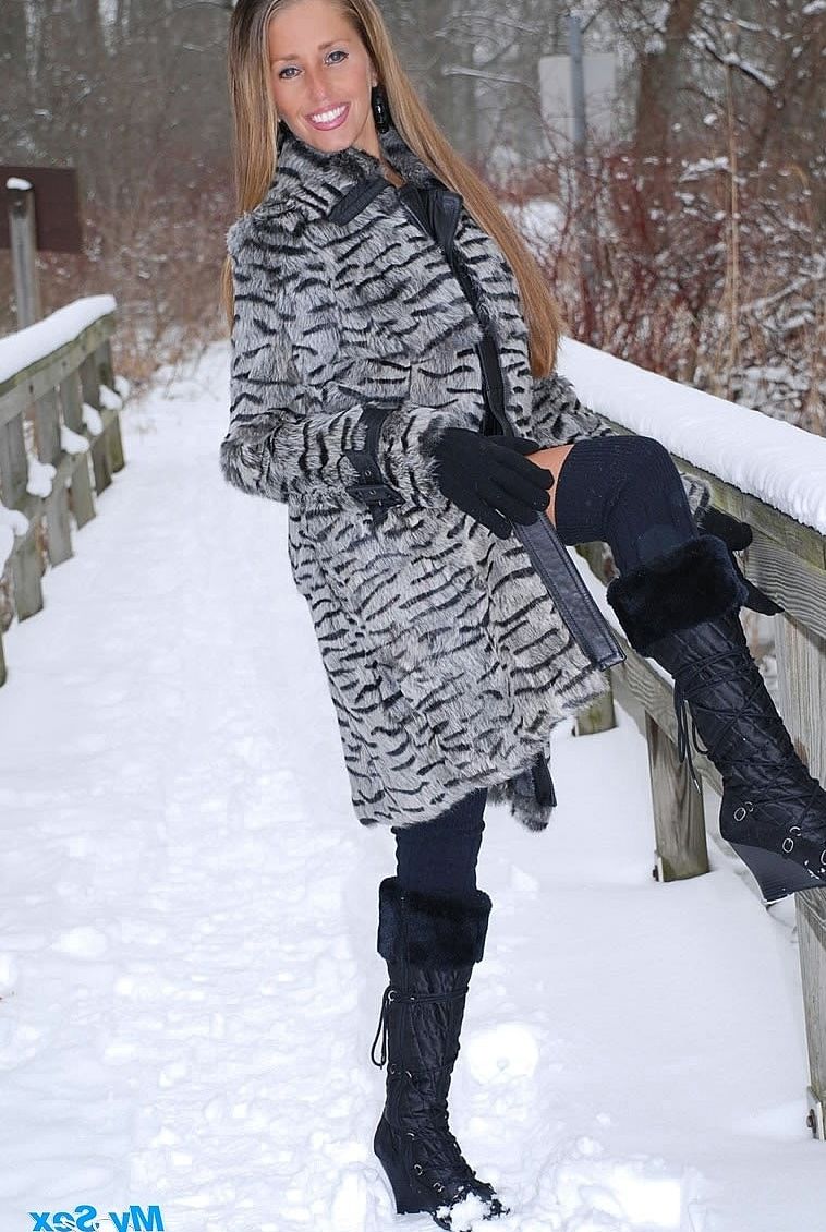 21P A linda gata Lori Anderson expõe seus peitos minúsculos e sua buceta na neve
