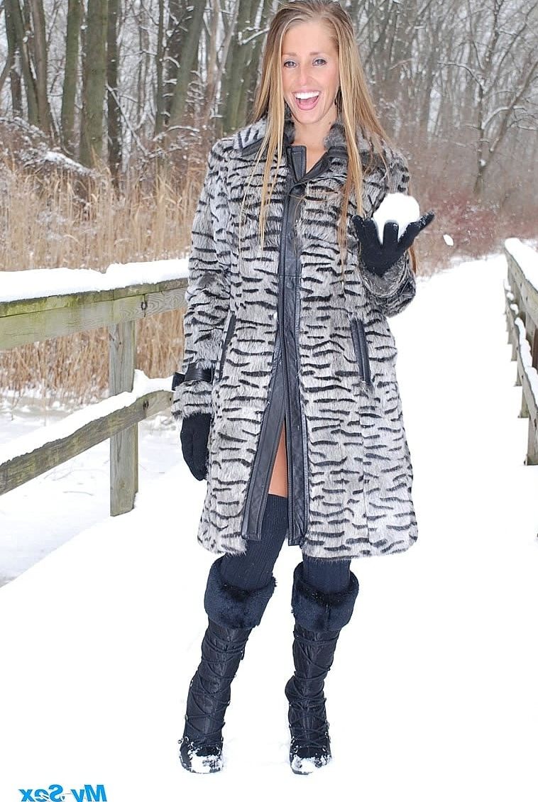 21P A linda gata Lori Anderson expõe seus peitos minúsculos e sua buceta na neve