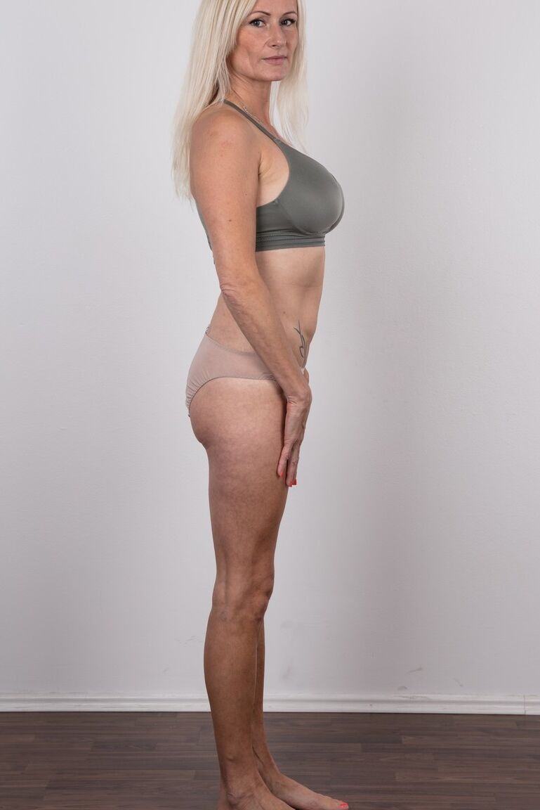 20P La madura Milena se quita el sujetador para mostrar sus amplias tetas a la cámara en primer plano