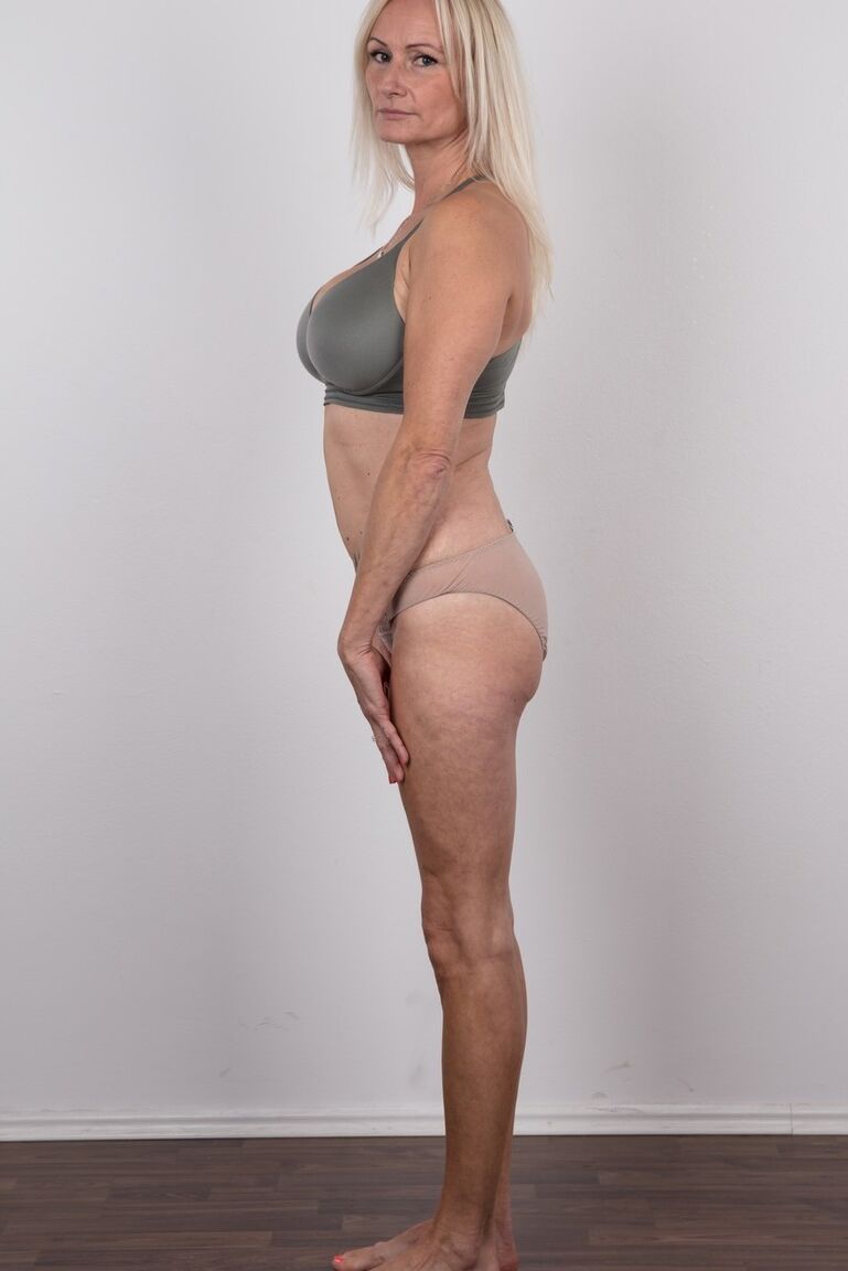 20P La madura Milena se quita el sujetador para mostrar sus amplias tetas a la cámara en primer plano
