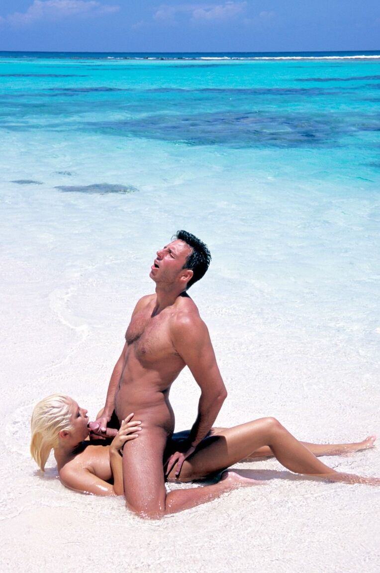 12P Loira platinada MILF Angelica Bright vai de buceta a boca em praia tropical