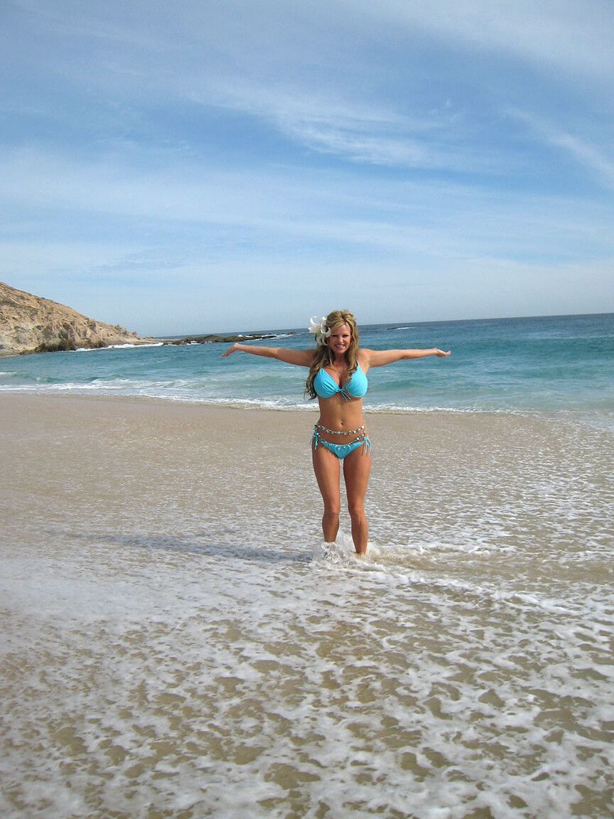 17P Bikini vestida de MILF Kelly Madison descobre seus incríveis grandes naturais na praia